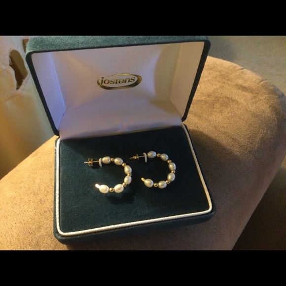 NWOT Pearl Earrings - Picture 2 of 2